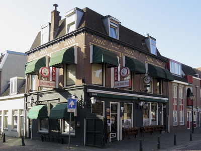 908595 Gezicht op het winkelhoekpand Waterstraat 32 in Wijk C te Utrecht, met links de Willemstraat.N.B. (ver)bouwjaar: ...